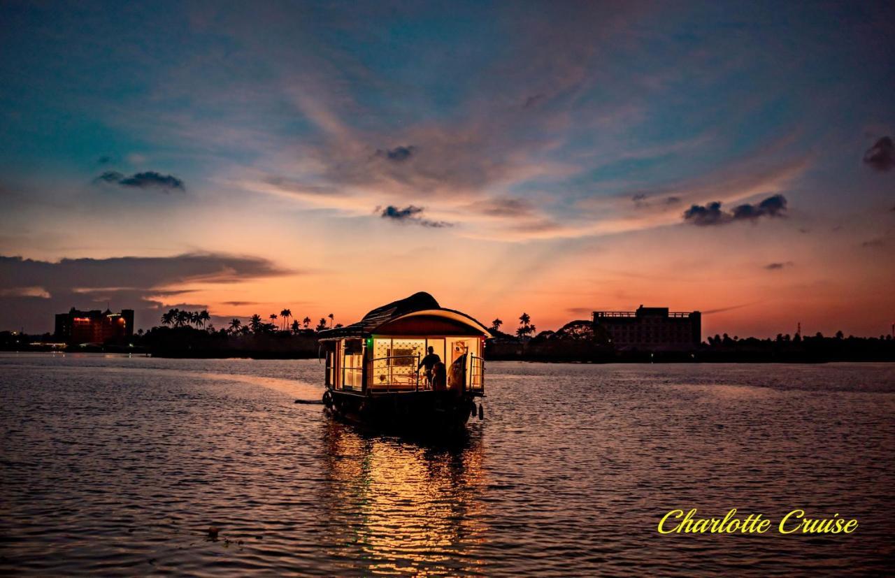 Hotel Charlotte Cruise House Boat Alappuzha Esterno foto